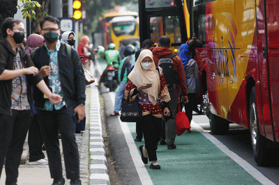 Sejumlah Pegawai Negeri Sipil (PNS) lingkup Pemprov DKI Jakarta berjalan saat pulang kerja di Balai Kota, Jakarta, Kamis (16/6/2022).