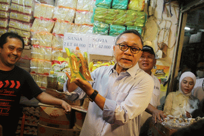 Menteri Perdagangan (Mendag) Zulkifli Hasan saat meninjau Pasar Cibubur, Jakarta Timur, Kamis (16/6/2022).