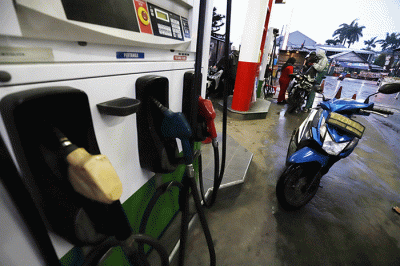 Petugas mengisi bahan bakar minyak (BBM) di kawasan Kota Bekasi, Jawa Barat, Rabu (15/6/2022).