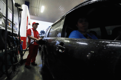 Petugas mengisi bahan bakar minyak (BBM) di kawasan Kota Bekasi, Jawa Barat, Rabu (15/6/2022).
