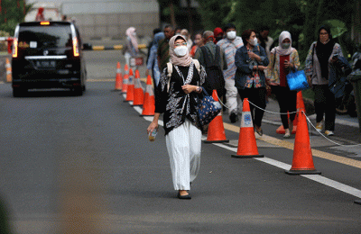 Aktivitas Warga saat pulang kerja di kawasan Jakarta Pusat, Kamis (16/6/2022).