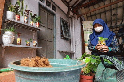 Head of CSR MNC Group Tengku Havid saat menyerahkan bantuan paket beras secara simbolik kepada Nurhasanah yang merupakan perwakilan Panti Asuhan Nurul Hasanah.