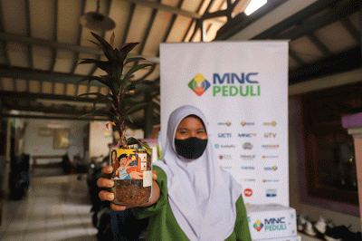 Head of CSR MNC Group Tengku Havid saat menyerahkan bantuan paket beras secara simbolik kepada Nurhasanah yang merupakan perwakilan Panti Asuhan Nurul Hasanah.