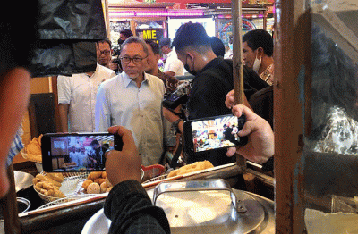 Hari kedua bekerja sebagai Mendag, Zulkifli Hasan mengunjungi Pasar Koja, Jakarta Utara, Jumat (17/6/2022).