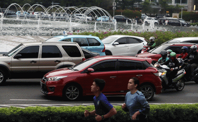 Pengendara melintas di kawasan Bundaran Hotel Indonesia, Jakarta Pusat, Jumat (17/6/2022).
