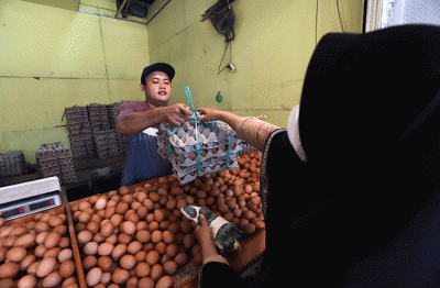 Pedagang telur melayani pembeli di kawasan Pondok Melati, Kota Bekasi, Jawa Barat, Jumat (17/6/2022).