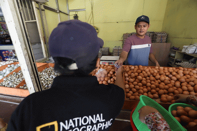 Pedagang telur melayani pembeli di kawasan Pondok Melati, Kota Bekasi, Jawa Barat, Jumat (17/6/2022).