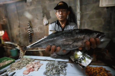 Pembeli memilih ikan laut di Pasar Kecapi, Kota Bekasi, Jawa Barat, Jumat (17/6/2022).