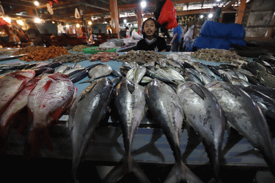 Pembeli memilih ikan laut di Pasar Kecapi, Kota Bekasi, Jawa Barat, Jumat (17/6/2022).