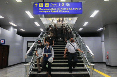 Sejumlah penumpang menunggu kedatangan kereta Commuter Line di Stasiun Matraman, Jakarta Timur, Jumat (17/6/2022).