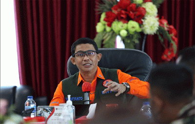 Kepala BNPB Letjen TNI Suharyanto memimpin Rapat Koordinasi Percepatan Penanganan Bencana Abrasi Pantai di Kantor Bupati Minahasa Selatan, Sulawesi Utara.