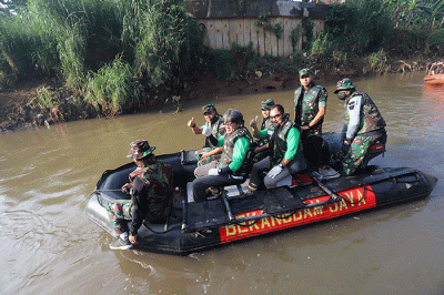 Presiden Direktur PT PPLI Yoshiaki Chida bersama Kasdam Jaya Brigjen TNI Edy Sutrisno saat melakukan susur sungai dalam acara GEBER untuk Ciliwung Bersih.