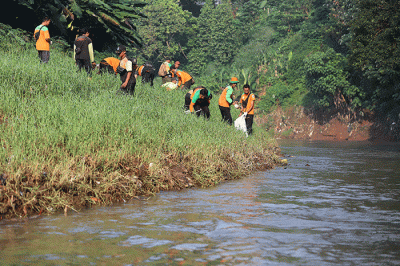 Presiden Direktur PT PPLI Yoshiaki Chida bersama Kasdam Jaya Brigjen TNI Edy Sutrisno saat melakukan susur sungai dalam acara GEBER untuk Ciliwung Bersih.