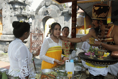 Sejumlah umat hindu mengikuti tradisi potong mepandes, mesangih atau metatah (potong gigi) di Pura Agung Giri Natha Semarang, Jawa Tengah, Sabtu (18/6/2022).