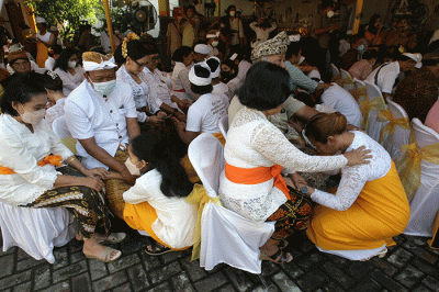 Sejumlah umat hindu mengikuti tradisi potong mepandes, mesangih atau metatah (potong gigi) di Pura Agung Giri Natha Semarang, Jawa Tengah, Sabtu (18/6/2022).