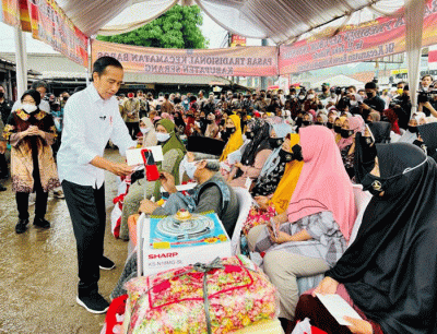 Mengawali rangkaian kunjungan kerja ke Provinsi Banten, Jumat, 17 Juni 2022, Presiden Joko Widodo mengunjungi Pasar Baros, Kabupaten Serang.