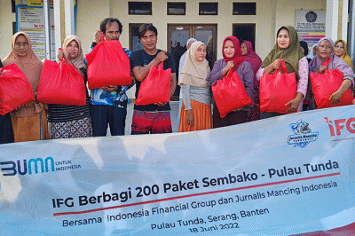 Relawan BUMN Indonesia Financial Group (IFG) memberikan simbolis bantuan sembako kepada warga Pulau Tunda, Serang, Banten, Sabtu, (18/6/2022).