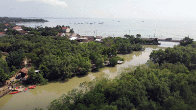Petugas kawasan Edu-ekowisata Mangrove menaiki perahu berbahan dasar plastik daur ulang Polyethylene di kawasan Edu-ekowisata Mangrove Patikang Lestari.