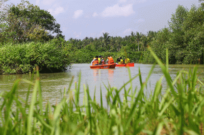 Petugas kawasan Edu-ekowisata Mangrove menaiki perahu berbahan dasar plastik daur ulang Polyethylene di kawasan Edu-ekowisata Mangrove Patikang Lestari.