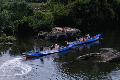 Wisatawan mancanegara dan lokal melintas di area desa wisata Rammang-Rammang yang berada dalam kawasan Geopark Maros-Pangkep di Kabupaten Maros.