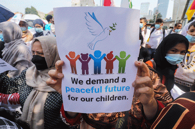 Puluhan imigran atau pencari suaka asal Afghanistan kembali menggelar aksi unjuk rasa damai di depan kantor UNHCR Indonesia, Jakarta.