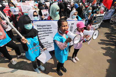 Puluhan imigran atau pencari suaka asal Afghanistan kembali menggelar aksi unjuk rasa damai di depan kantor UNHCR Indonesia, Jakarta.
