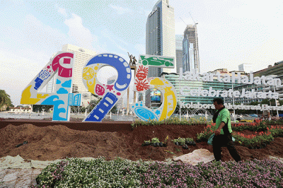 Pekerja menyelesaikan pembuatan ornamen menyambut HUT ke-495 DKI Jakarta di Bundaran HI, Jakarta, Senin (20/6/2022).