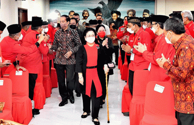 Presiden Jokowi memotong tumpeng saat menghadiri Rakernas II PDI Perjuangan bertema Desa Kuat, Indonesia Maju & Berdaulat di Jakarta, Selasa (21/6/2022).