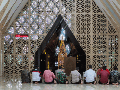 Warga sedang melaksanakan shalat di Masjid At-Taufiq, Lenteng Agung, Jakarta Selatan, Selasa (21/6/2022).