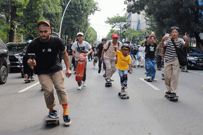 Ratusan Skateboarder melakukan 