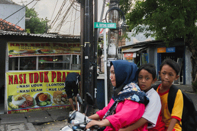 Pengendara sepeda motor melintasi Jalan Entong Gendut di Condet, Jakarta Timur, Selasa (21/6/2022).