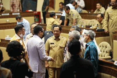 Menteri Dalam Negeri Tito Karnavian membacakan laporan pemerintah kepada Komisi II saat rapat kerja di Kompleks Parlemen MPR/DPR-DPD. Senayan, Jakarta.