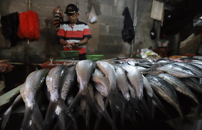 Pedagang ikan laut melayani pembeli di Pasar Kecapi, Kota Bekasi, Jawa Barat, Selasa (21/6/2022).