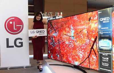 Model berpose disamping LG QNED Mini LED TV di Jakarta, Selasa (21/6/2022).