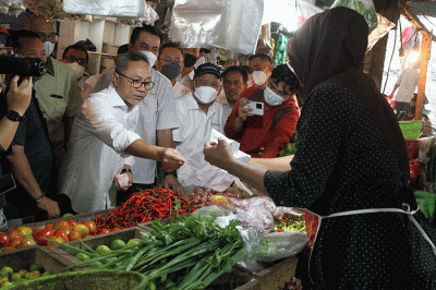 Menteri Perdagangan (Mendag) Zulkifli Hasan melakukan inspeksi mendadak (sidak) di Pasar Klender, Jakarta Timur, Rabu (22/6/2022).