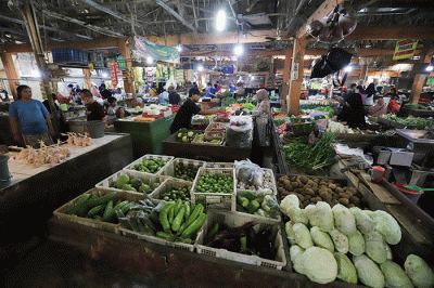 Suasana aktivitas pasar tradisional di kawasan Kota Bekasi, Jawa Barat, Rabu (22/6/2022).