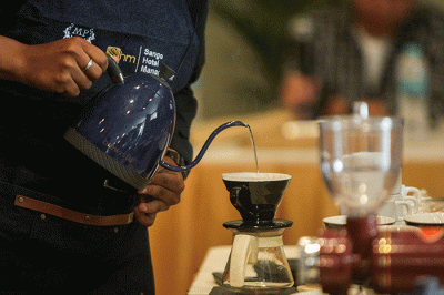 Sejumlah peserta bersaing menyajikan kopi dalam acara “Come Together Barista” di Merlynn Park Hotel, Jakarta, Rabu (22/6/2022).