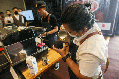 Sejumlah peserta bersaing menyajikan kopi dalam acara “Come Together Barista” di Merlynn Park Hotel, Jakarta, Rabu (22/6/2022).