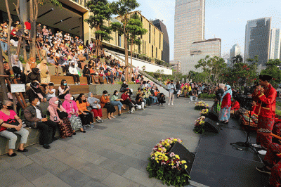 Pengunjung melihat penampilan Gambang Kromong saat pembukaan pameran “Cerita Jakarta” di Pusat Perbelanjaan Sarinah, Thamrin, Jakarta Pusat, Rabu (22/6/2022).