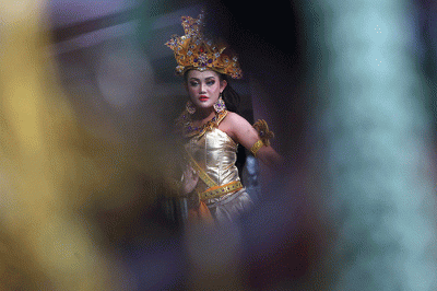 Sejumlah model tampil cantik dan anggun dengan kostum dan mahkota di panggung Swastamita Arunika, sebuah Pagelaran Ragam Kecantikan Legenda Indonesia.