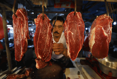 Pedagang memotong daging sapi di Pasar Kecapi, Kota Bekasi, Jawa Barat, Kamis (23/6/2022).