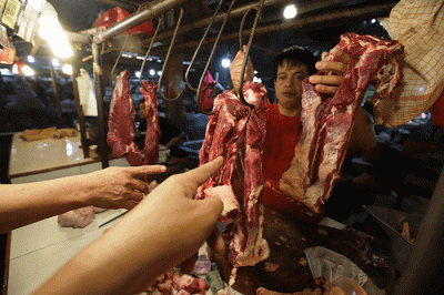 Pedagang memotong daging sapi di Pasar Kecapi, Kota Bekasi, Jawa Barat, Kamis (23/6/2022).