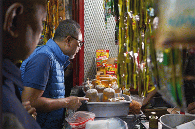 Mendag Zulkifli Hasan kembali melakukan sidak bertemu pedagang pasar dan mengecek harga minyak goreng dan bahan-bahan pokok di pasar Kosambi, Bandung.