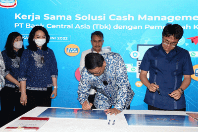 Penandatanganan Perjanjian Kerja Sama Solusi Cash Management BCA dengan Kota Manado di Menara BCA, Jumat (24/6/2022).