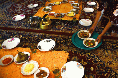 Tradisi makan bersama ala masyarakat Palembang yang dikenal dengan ngidang, yang dalam bahasa Indonesia berarti menghidangkan.