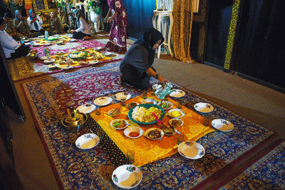 Tradisi makan bersama ala masyarakat Palembang yang dikenal dengan ngidang, yang dalam bahasa Indonesia berarti menghidangkan.