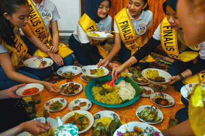 Tradisi makan bersama ala masyarakat Palembang yang dikenal dengan ngidang, yang dalam bahasa Indonesia berarti menghidangkan.