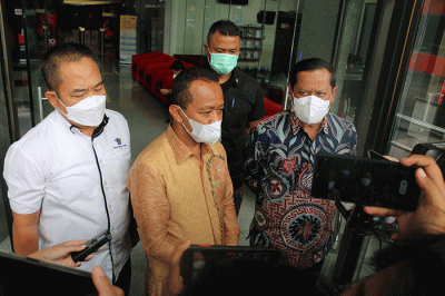 Menteri Investasi/Kepala BKPM Bahlil Lahadalia memberikan keterangan kepada wartawan usai pembekalan antikorupsi di Gedung Merah Putih KPK, Jakarta.
