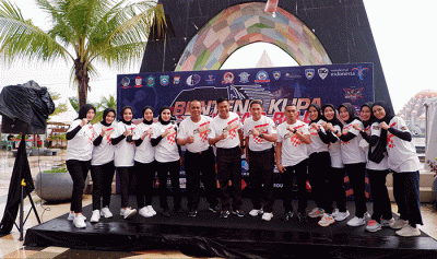Suasana pelepasan star Kejurnas Benteng Kupa Rally Wisata Sulsel 2022 di Pantai Losari, Makassar, Jumat (24/6/2022).