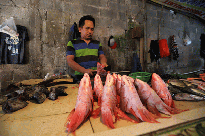 Pembeli memilih ikan laut di Pasar Kecapi, Kota Bekasi, Jawa Barat, Kamis (23/6/2022).